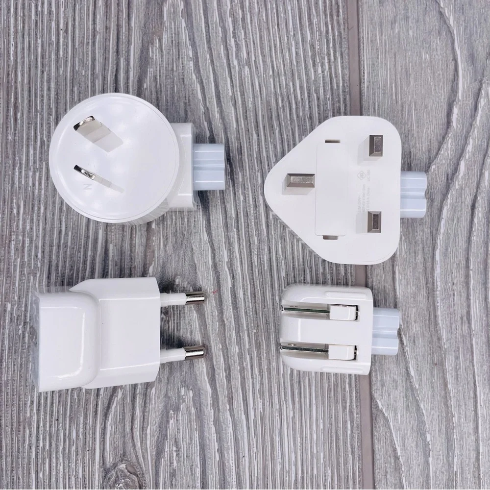Apple world traveler adapter kit for I phone accessories 4 adapters as shown